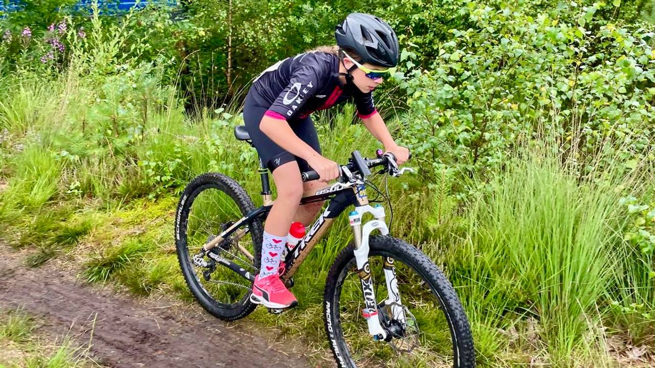 Fien van den Biggelaar in actie tijdens de veldrit vorig jaar (foto: Stichting Nationale Jeugdronde).