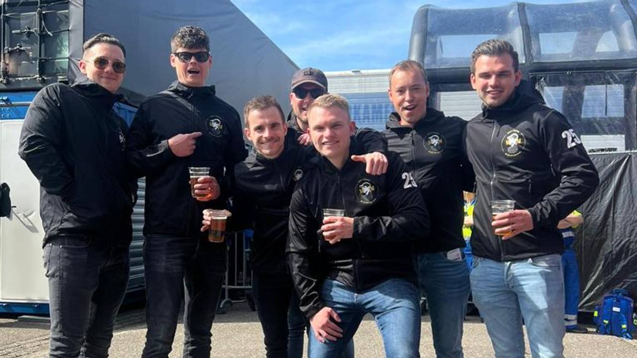 De vrienden van Mark met de zelfontworpen Jasjes met het hoofd van Mark