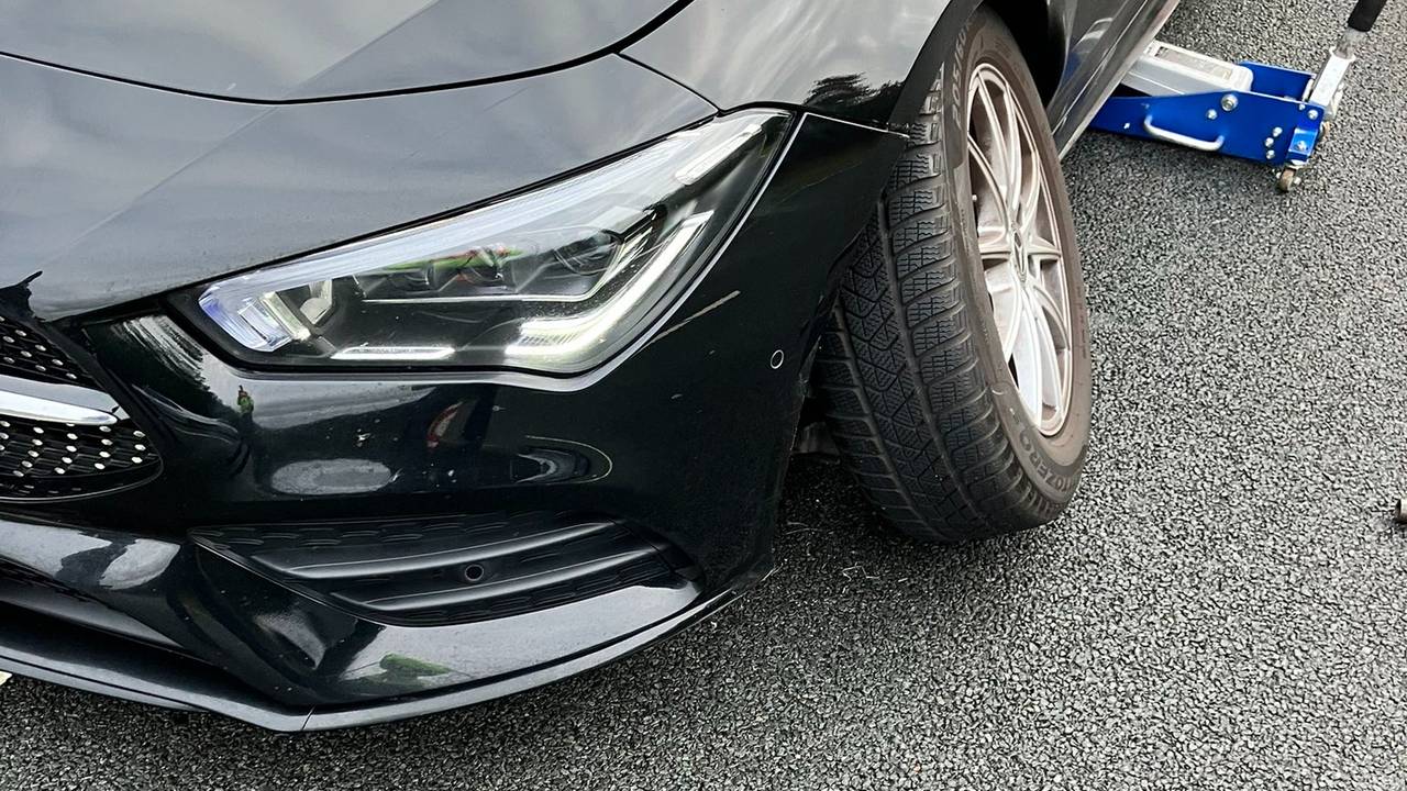 De auto strandde op de N2 bij Leenderheide met een loszittend wiel (foto: X/Wis_Robert).