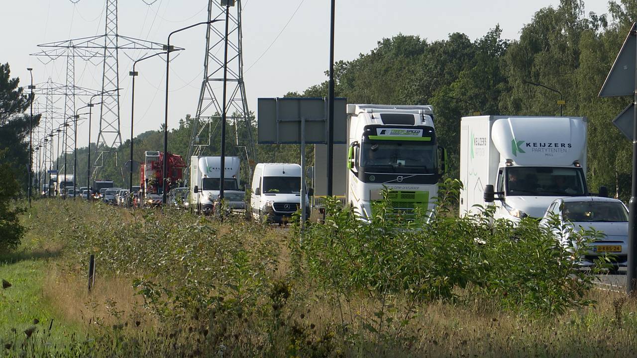 Het verkeer in Uden stond helemaal vast (foto: Dtv Nieuws)