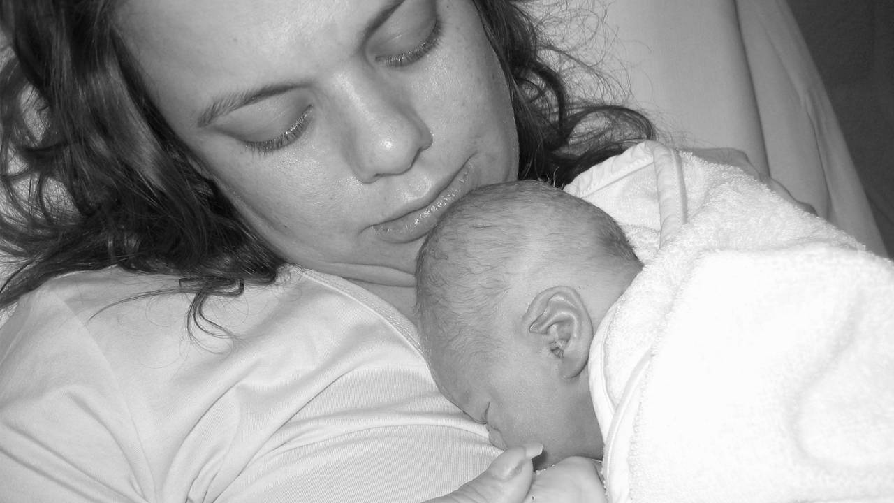 Gitty vlak na de geboorte met Thijn (privéfoto).