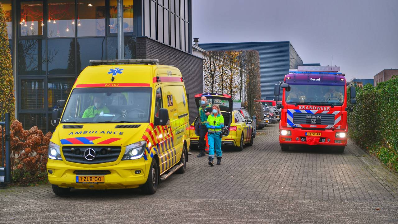De brandweer heeft de man uit de wals bevrijd (foto: Rico Vogels/SQ Vision)