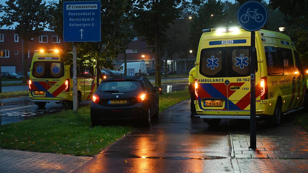 De gewonde fietsers zijn in een ambulance naar een ziekenhuis gebracht (foto: Perry Roovers/SQ Vision).