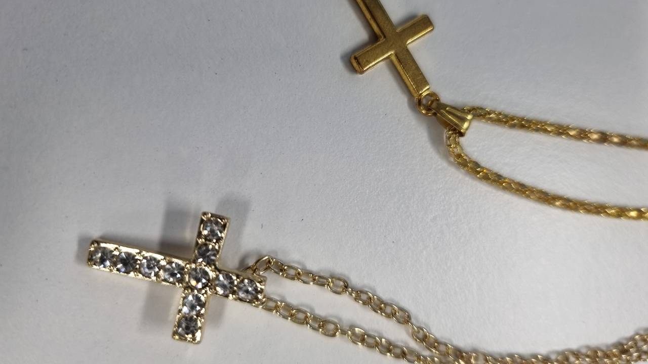 Tot gevonden sieraden behoren onder meer deze rozenkransen (foto: Facebook basisteam Tilburg-Centrum).