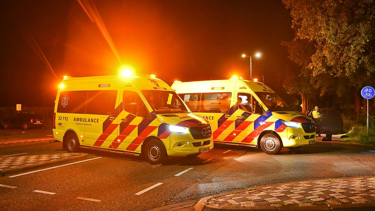 Een van de betrokkenen is nagekeken in een ambulance (foto: Rico Vogels/SQ Vision).