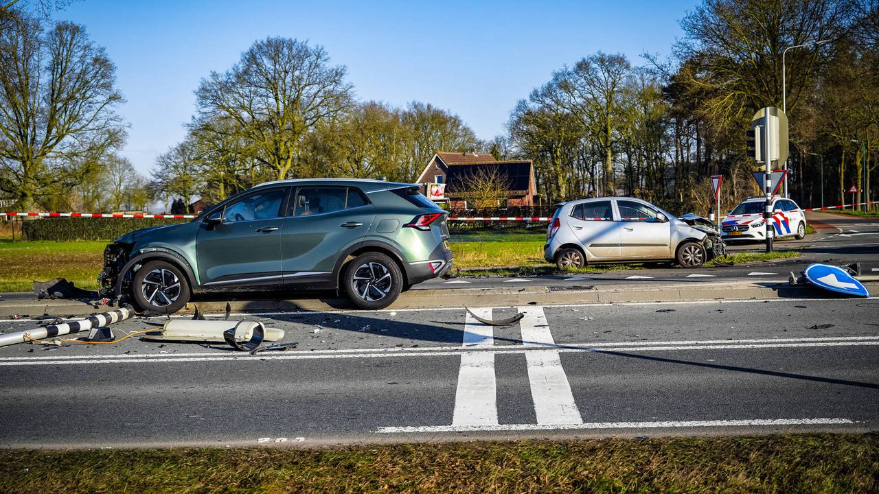Flinke aanrijding op kruising (foto: Lucas Lammers/Persbureau Heitink).