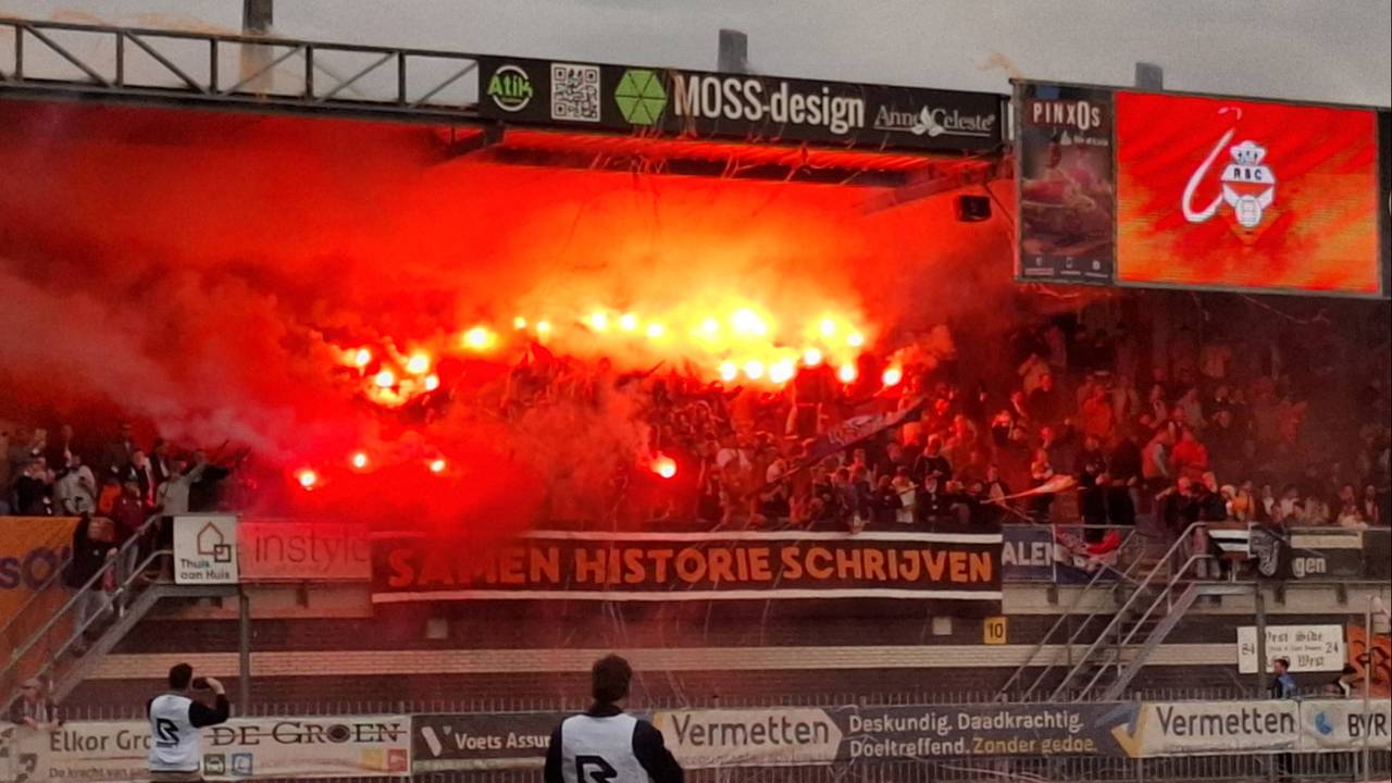 Supporters van RBC met fakkels voor de promotiewedstrijd afgelopen seizoen tegen XerxesDZB (foto: Leon Voskamp).
