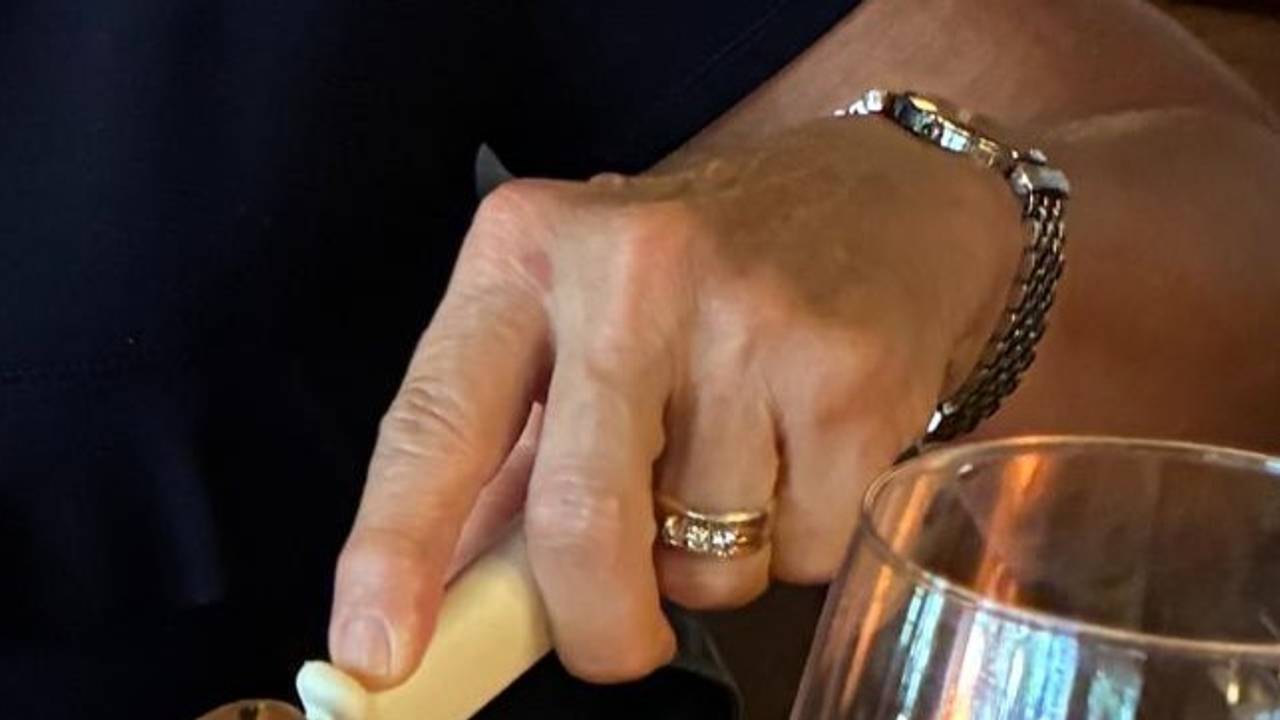 De trouwring van Tiny. 