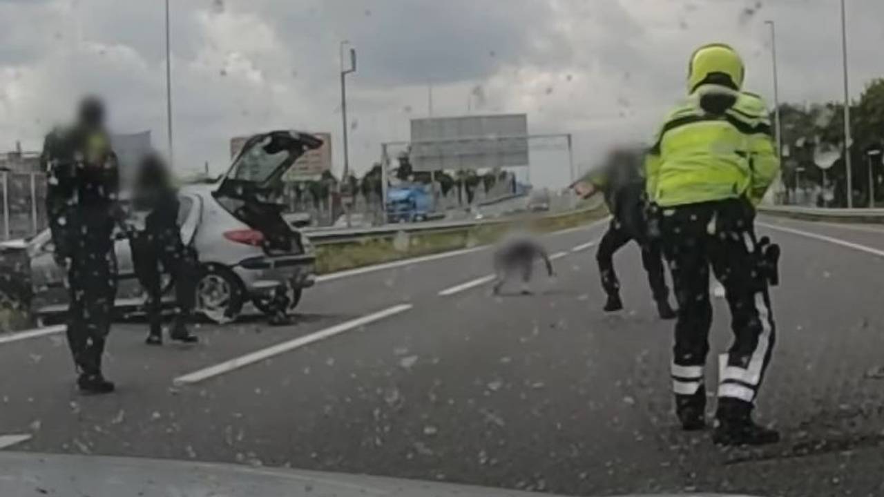 Drie verdachten worden uit de auto gehaald
