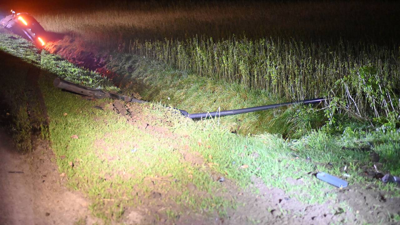 De automobilist reed een lantaarnpaal uit de grond (foto: Perry Roovers/SQ Vision).