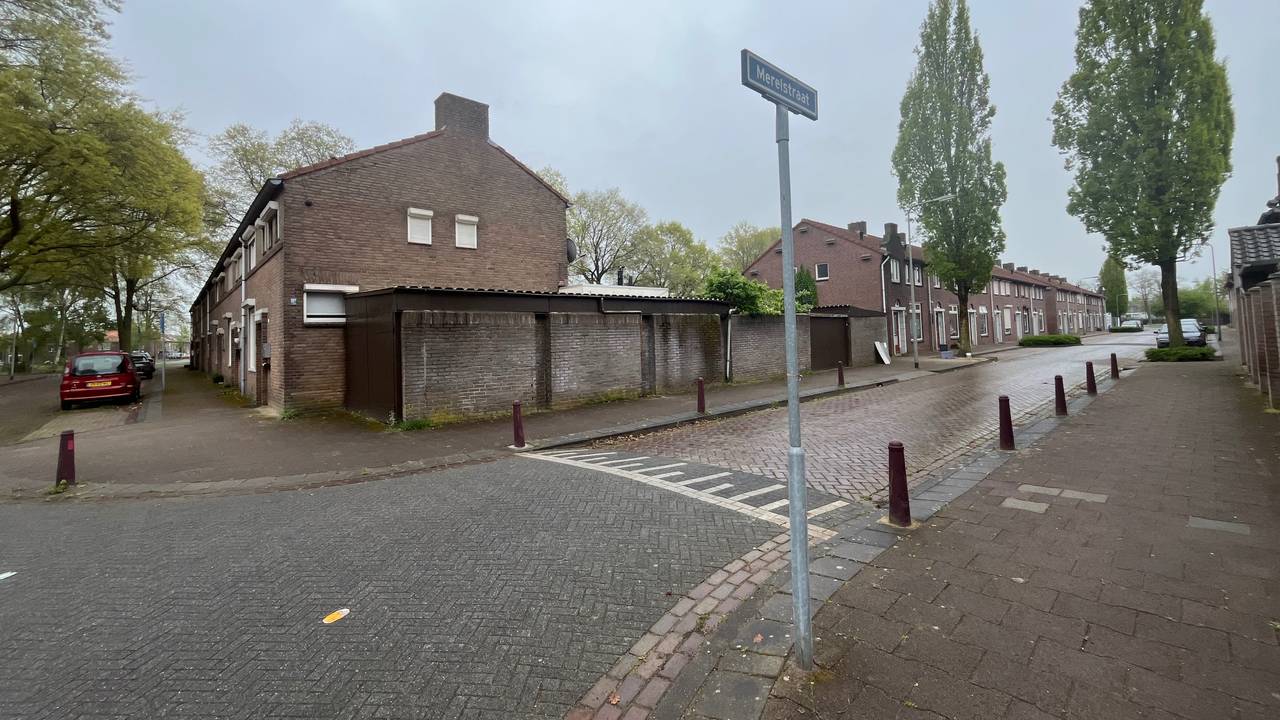 Links de huizen aan de Leeuwerikhof en rechts de huizen aan de Merelstraat die worden gesloopt (foto: Megan Hanegraaf).