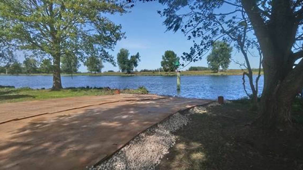 Hier moet de veerboot tractoren gaan vervoeren over de rivier (Foto: Rijkswaterstaat)
