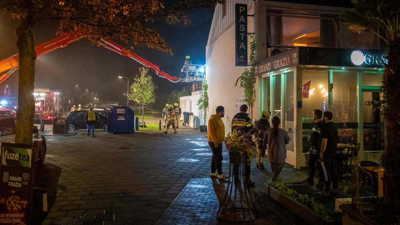 Vanwege de brand in de pizzeria in Vlijmen werden diverse hulpdiensten opgeroepen (foto: Iwan van Dun/SQ Vision).