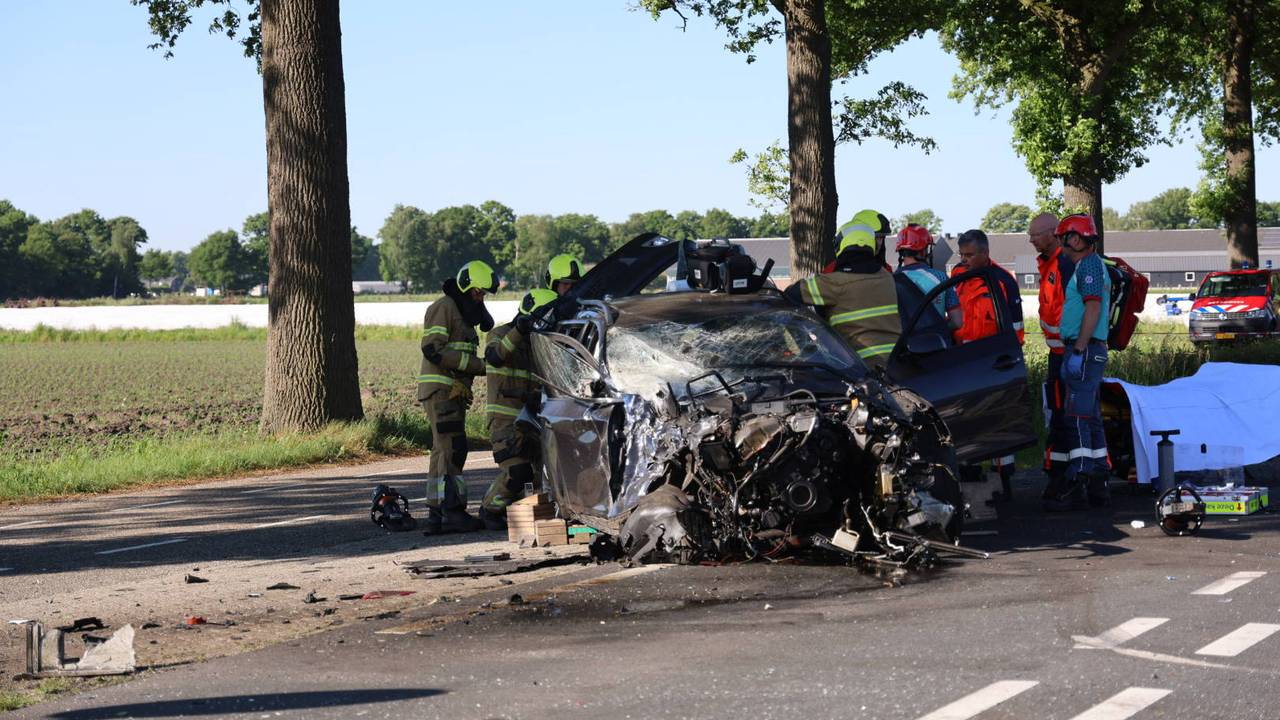 Automobilist bekneld bij ernstig ongeluk met twee vrachtwagens.