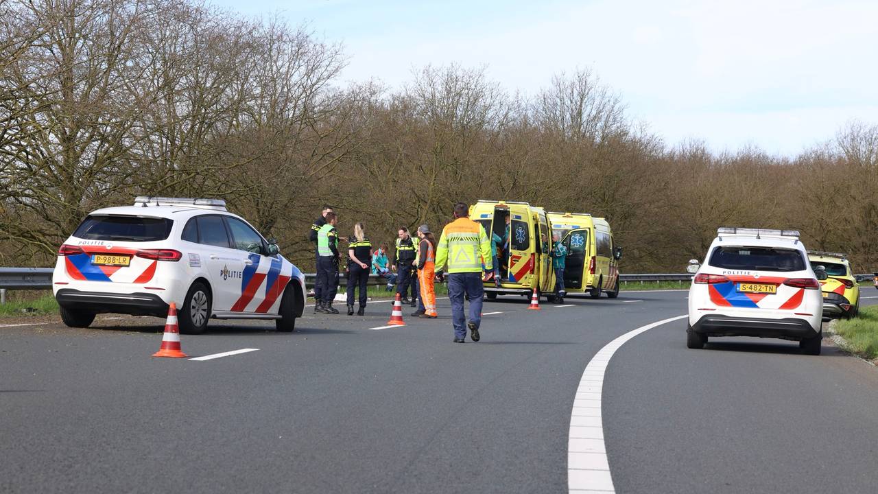 Diverse hulpdiensten werden opgeroepen na het ongeluk op de A50 (foto: Sander van Gils/SQ Vision).