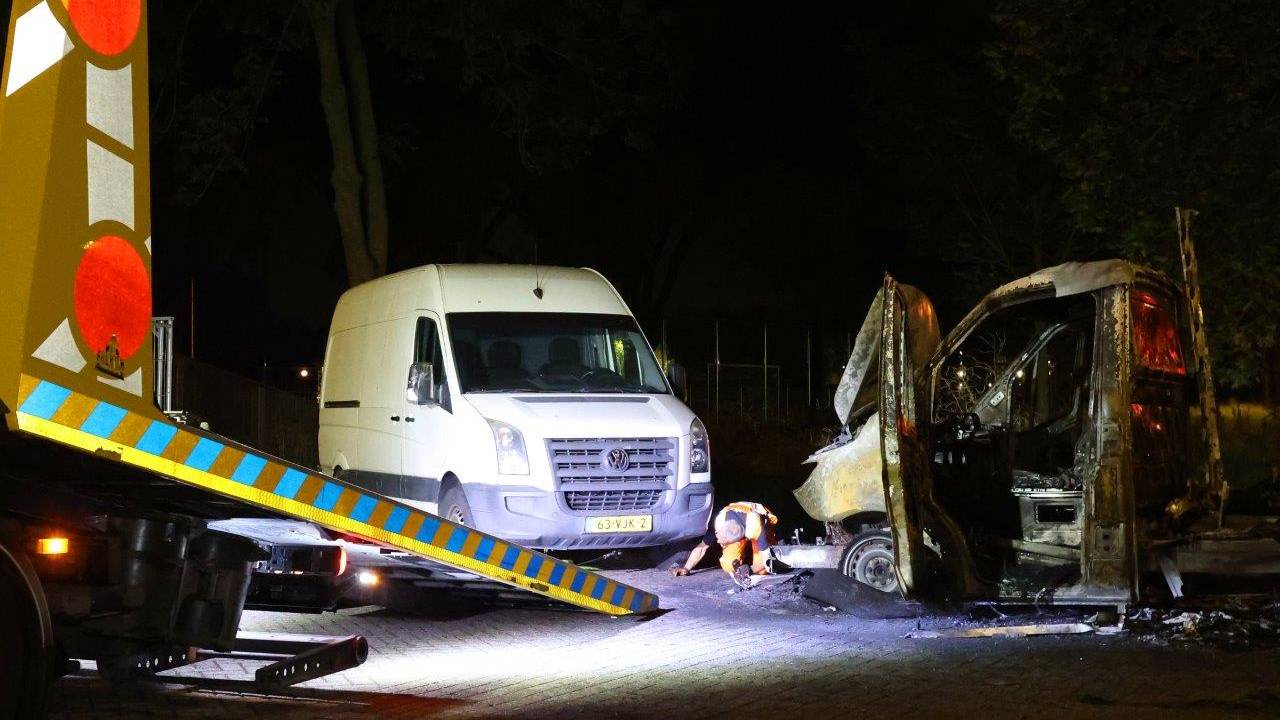 De bestelbus tegenover de uitgebrande bakwagen werd in beslag genomen voor onderzoek (foto: Bart Meesters)