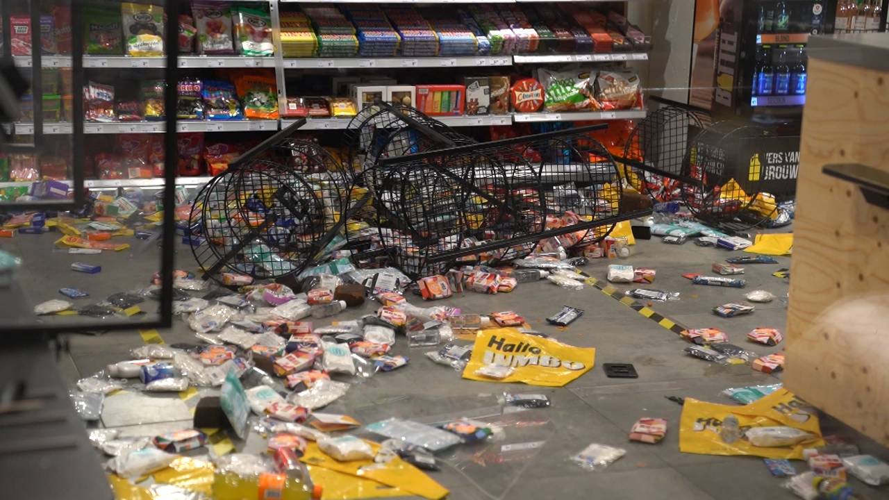 De Jumbo in het stationsgebouw in Eindhoven werd geplunderd door de relschoppers.