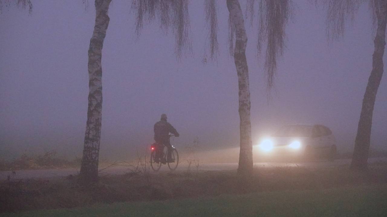 Dichte Mist Zat Eindhoven Airport En Verkeer 's Ochtends Vroeg Dwars ...