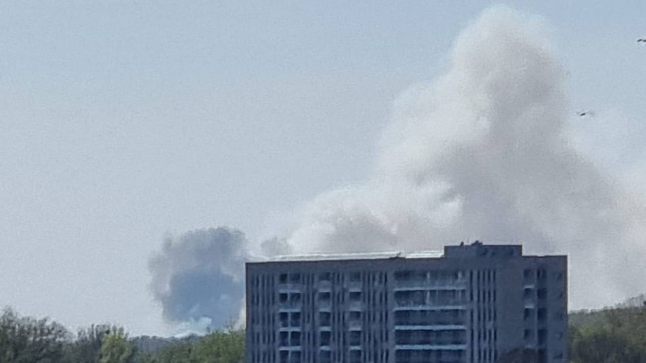 De rookwolken zijn zelfs in 's-Hertogenbosch West te zien (foto: Alex).