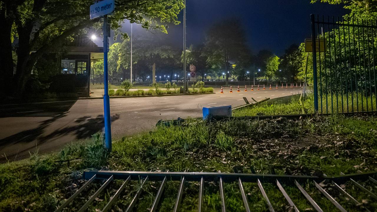 Het hek bij het parkeerterrein van de Efteling werd eruit gereden (foto: Iwan van Dun/SQ Vision).
