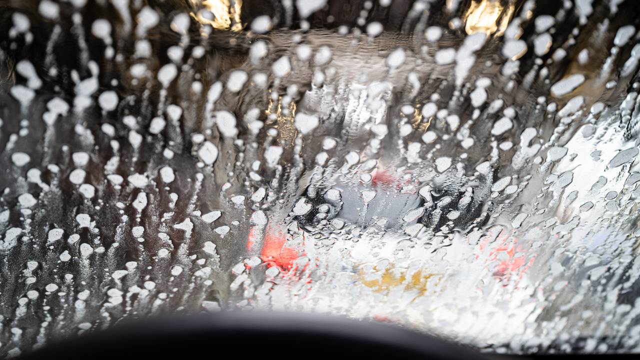 Een auto in een wasstraat (foto: ANP 2021).