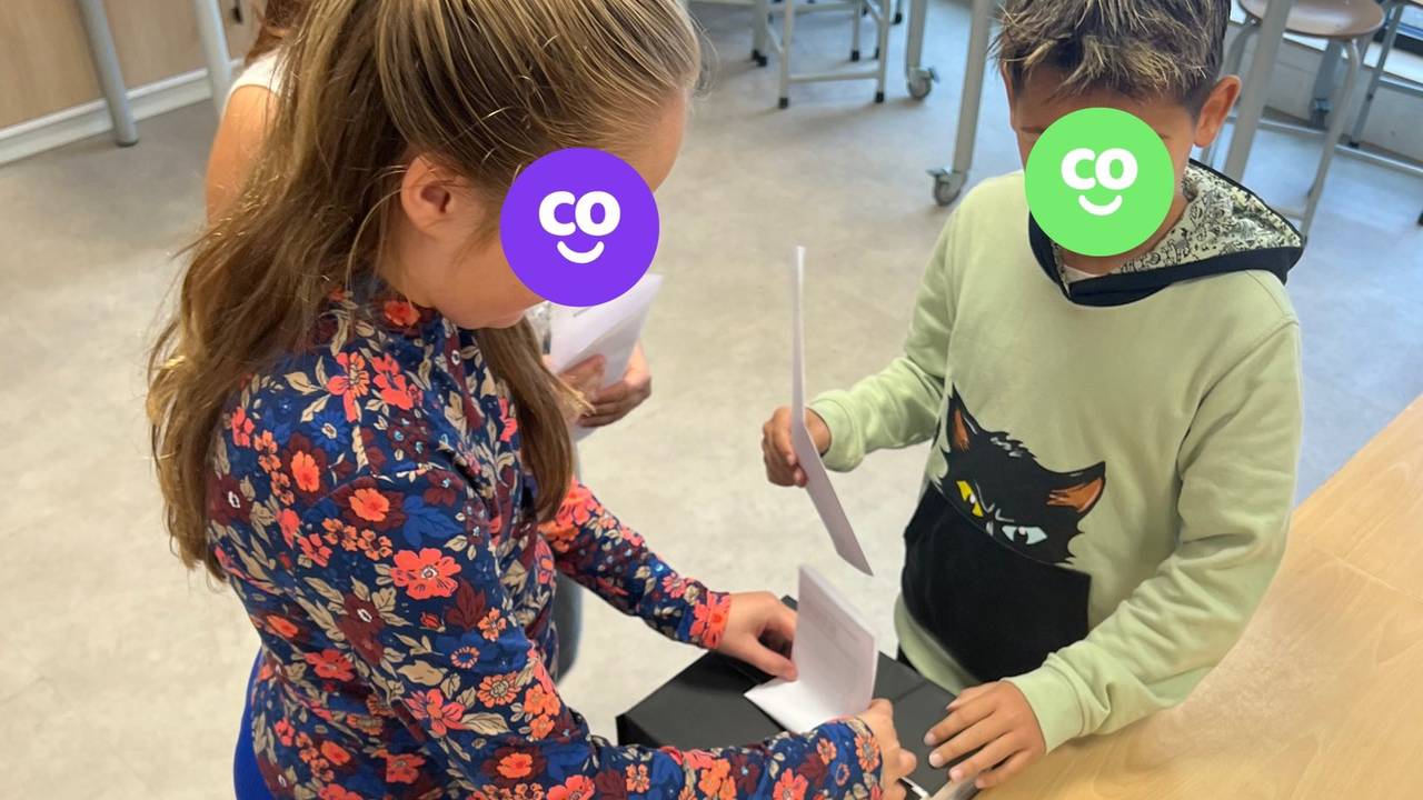 Met een zelfgemaakte stembus kwamen de kinderen een heel eind (foto: Facebook Kindcentrum Nicolaas).