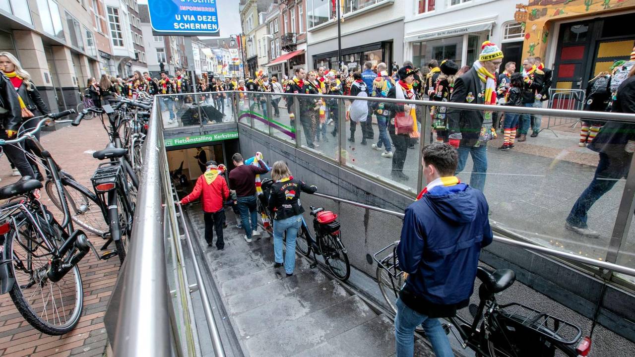 Parade stroomt langzaam vol voor het aftelmoment (foto: Gemeente 's-Hertogenbosch).