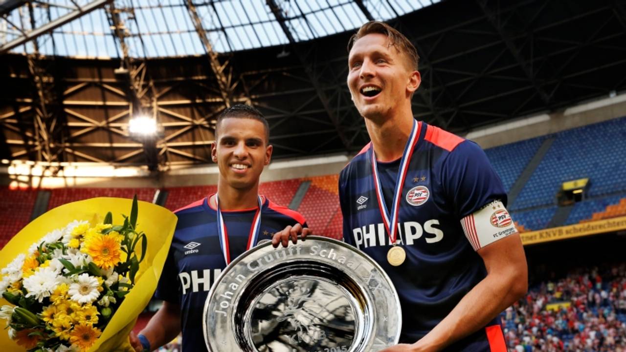 Adam Maher en Luuk de Jong vieren de winst van de Johan Cruijff Schaal