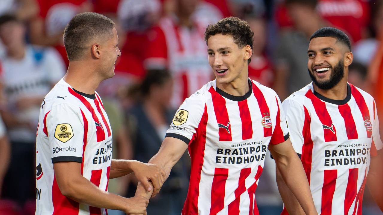 Joey Veerman en Ismael Saibari feliciteren Ruben van Bommel met zijn eerste competitiedoelpunt voor PSV (foto: Joris Verwijst/Orange Pictures).