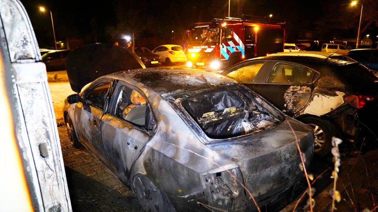 De brandweer was snel aanwezig, maar kon niet voorkomen dat de auto's en het busje zwaar beschadigd raakten (foto: Bart Meesters).
