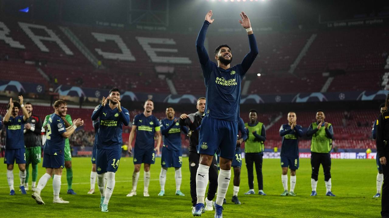PSV-spelers vieren feest na de overwinning in Sevilla (foto: ANP/Maurice van Steen).