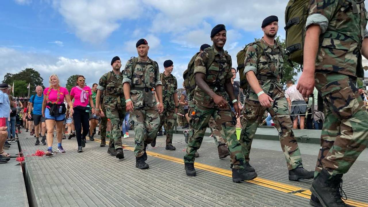 De passage bij Cuijk over de tijdelijke brug (Foto: Jos Verkuijlen)