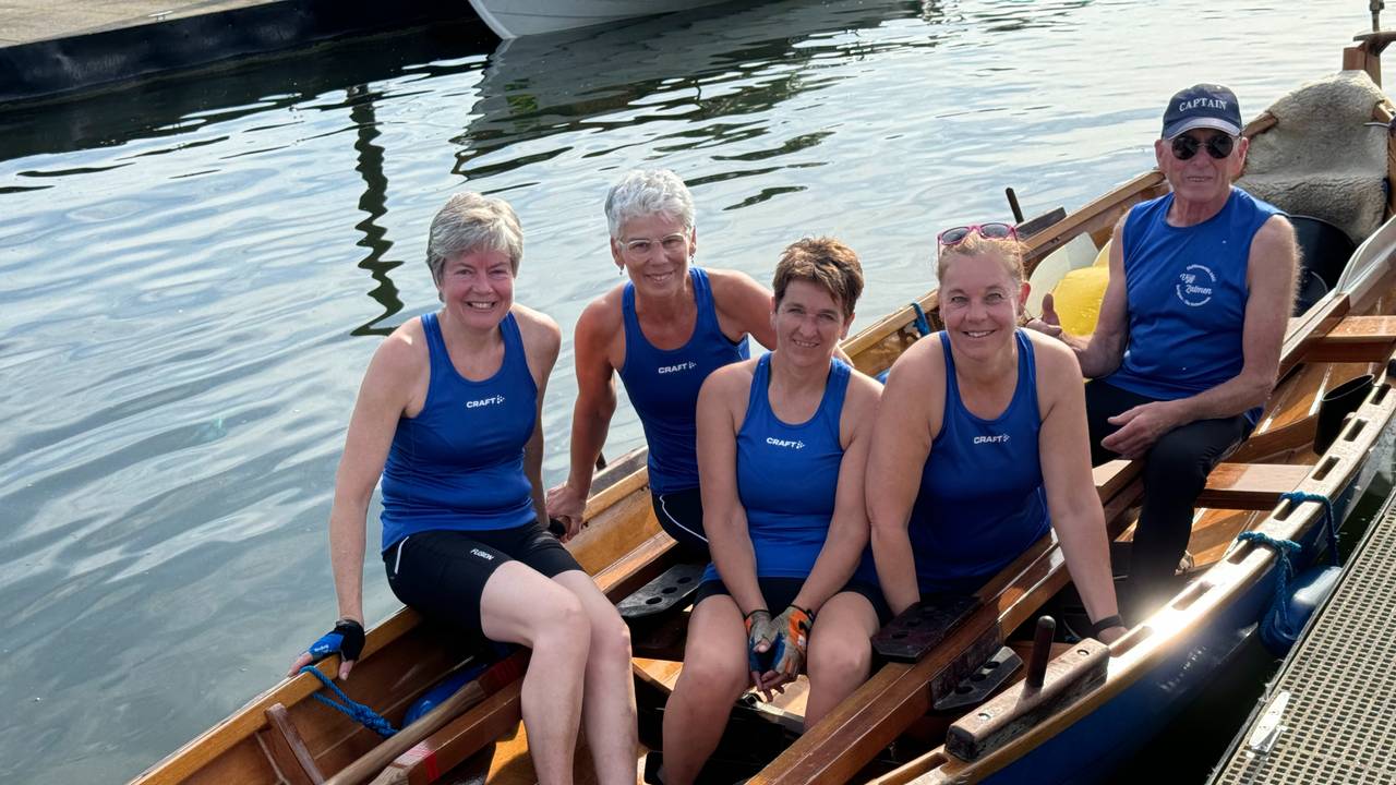 Het damesteam van De Vijf Zalmen uit Giessen-Rijswijk traint nog één keer voor de Altena Regatta op zaterdag (foto: Omroep Brabant).