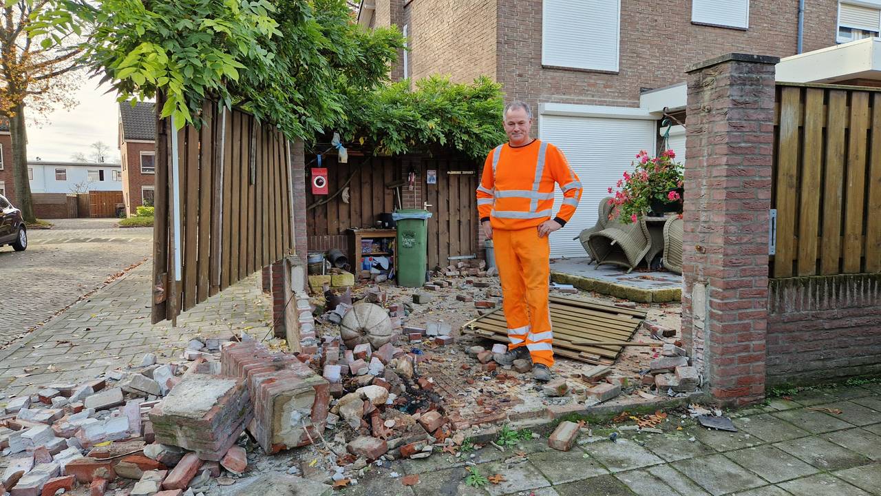 Aron en de ravage in zijn achtertuin. (Foto: Noël van Hooft)