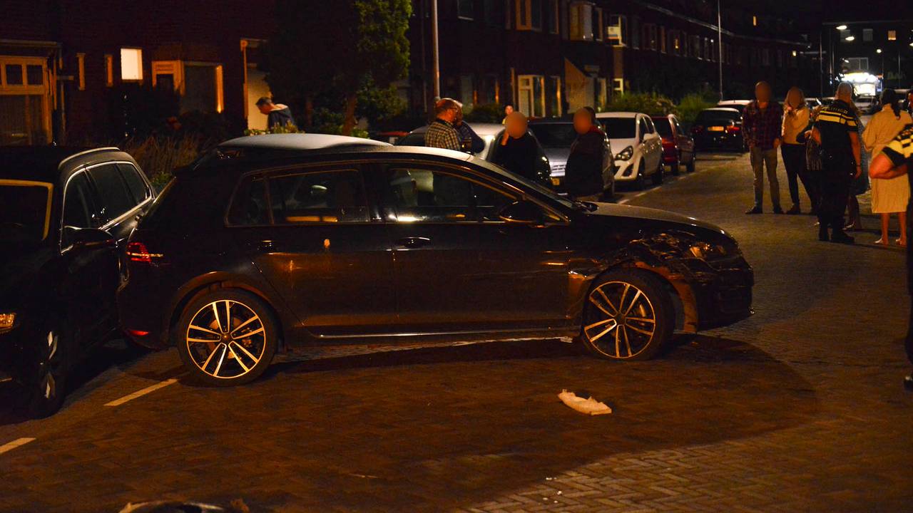 Buurtbewoners gingen vanwege de klappen die ze hoorden naar buiten (foto: Perry Roovers/SQ Vision).