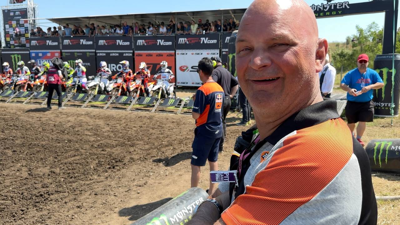 Peter adalah penggemar MXGP yang bahkan pembalap motorcross pun mengenalnya