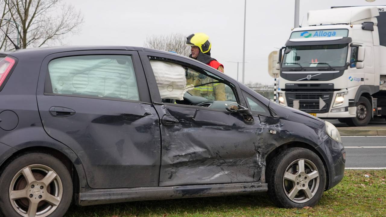 Het ging mis op de kruising van de N329 met de Kanaalstraat in Oss (foto: Gabor Heeres/SQ Vision).