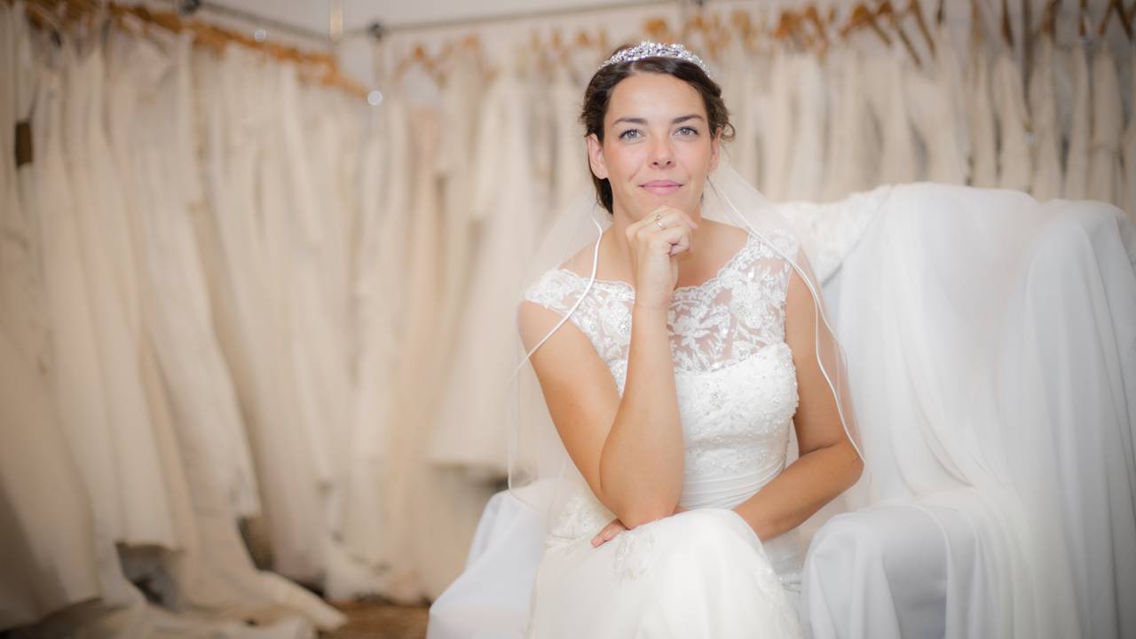 Verscheidenheid insluiten versneller Bruiden blij maken met tweedehands trouwjurken: 'Met tranen gebracht en  weer opgehaald' - Omroep Brabant