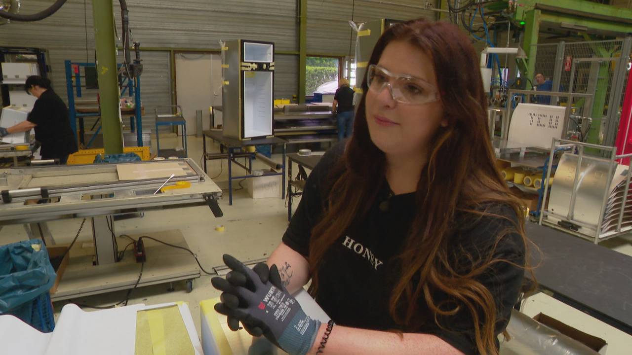 Model Ashley aan het werk in de fabriek.
