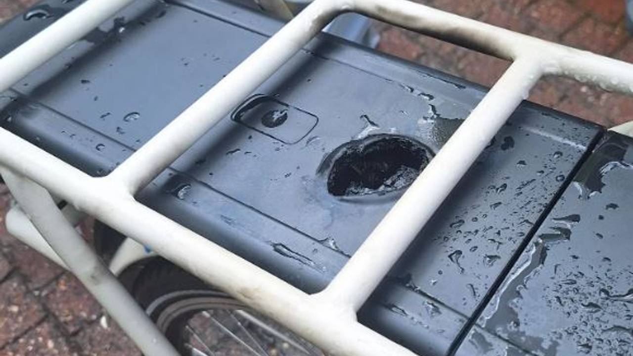 In Halsteren vatte een fietsaccu vlam (foto: Instagram brandweer Halsteren).