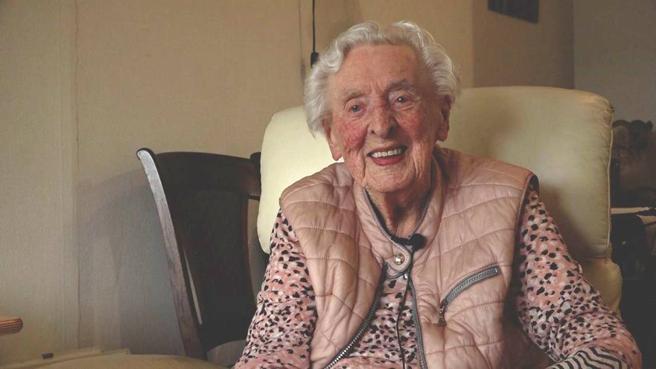 De 106-jarige PSV-fan Doortje Rave-Buitink uit Aalten is overleden (foto: Omroep Gelderland).