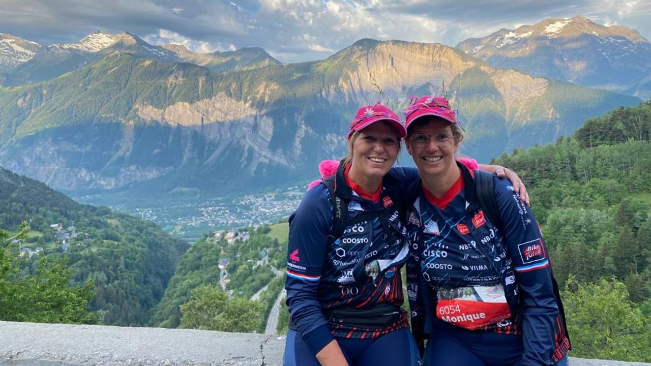 Corina Kuipers (links) en Monique de Man op weg naar de top.