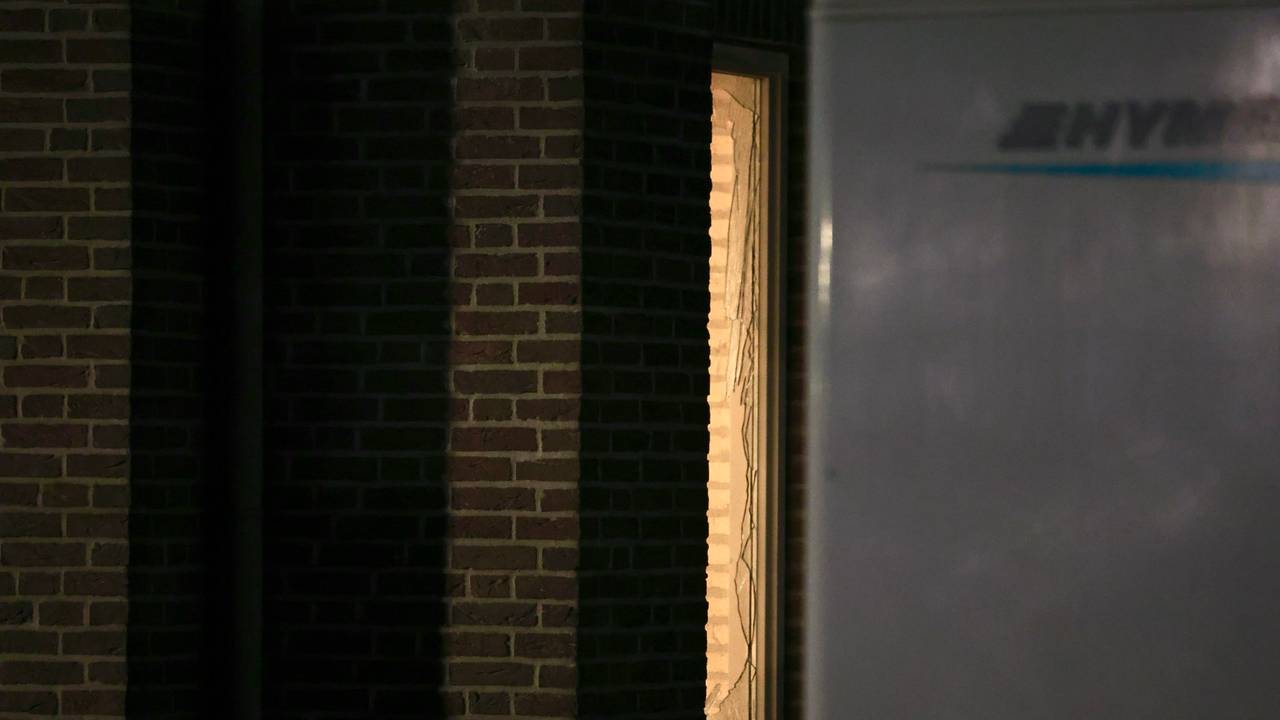 Schade bij het huis na de explosie (foto: Sander van Gils/SQ Vision).