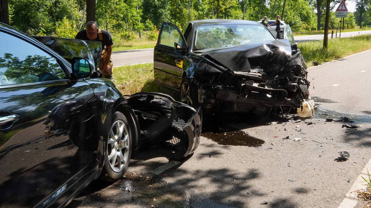 Gewonden bij frontale botsing tussen twee autos.