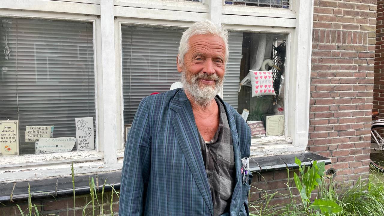 Kees Embregts voor zijn huis (foto: Tom van den Oetelaar).