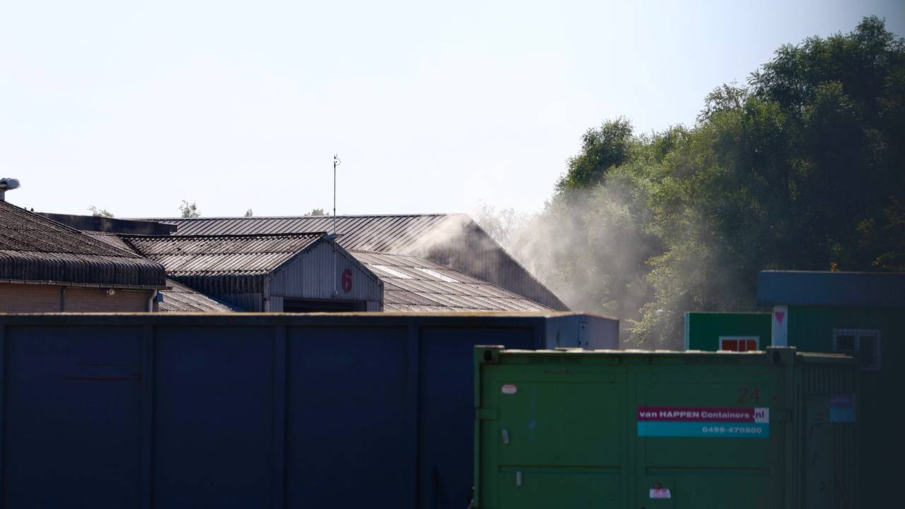 Bij de brand in Sint-Oedenrode kwam behoorlijk wat rook vrij (foto: Sander van Gils/SQ Vision).