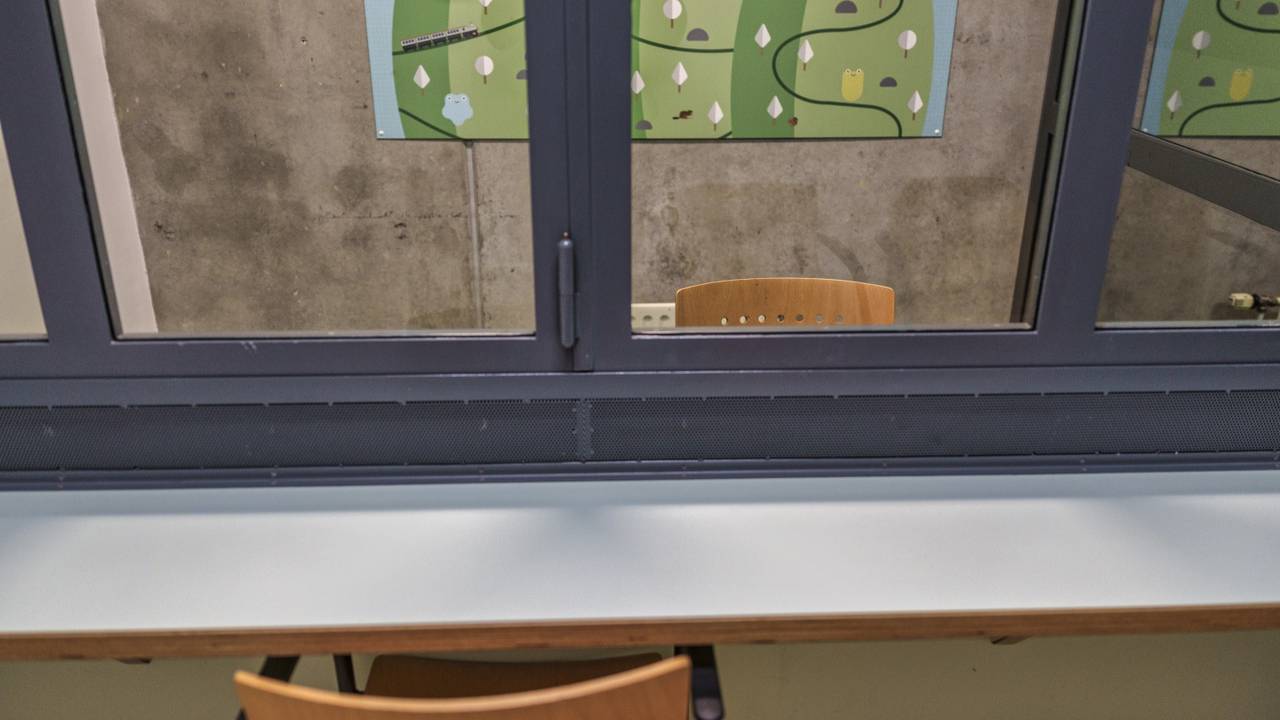 Bezoekruimte met glas in de EBI (foto: Dienst Justitiële Inrichtingen DJI).