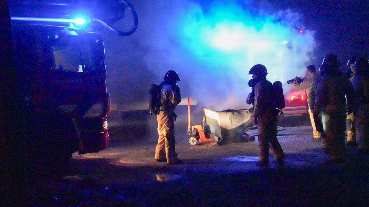 Het vuur woedde in een kleine container met afval (foto: Harrie Grijseels/SQ Vision).