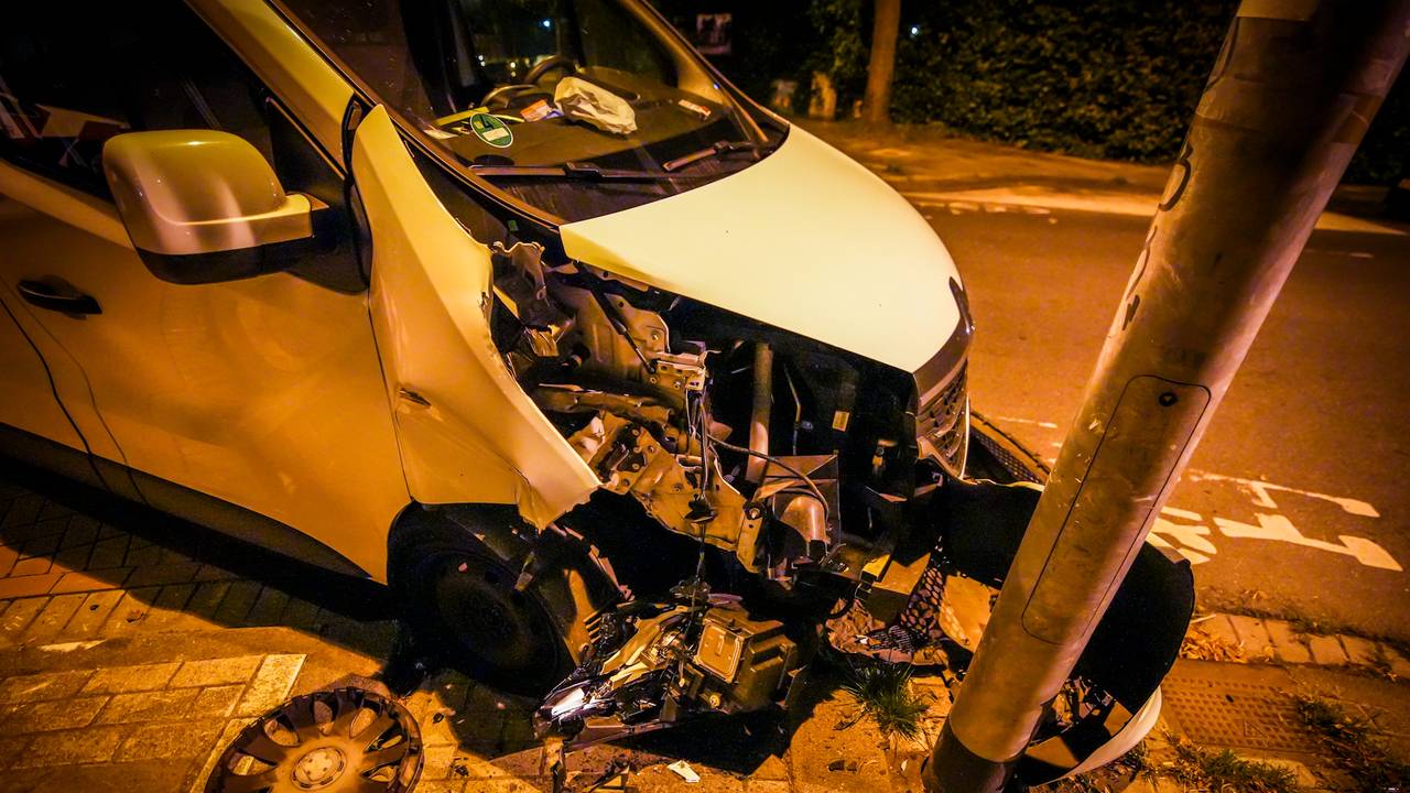 De schade aan de bestelbus is aanzienlijk (foto: SQ Vision).