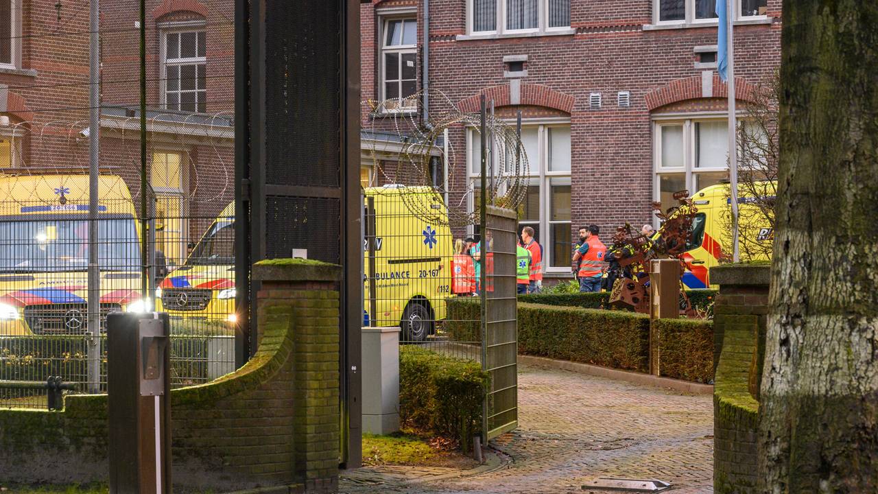 Diverse hulpdiensten kwamen naar de jeugdgevangenis in Breda (foto; Tom van der Put/SQ Vision).